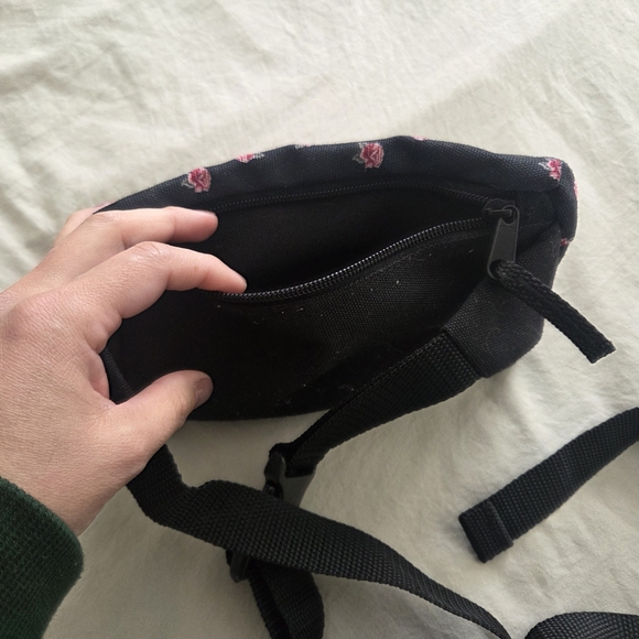 Vans Realm Fanny Pack in Black Rose Smoke Floral Pattern - Picture 4 of 5